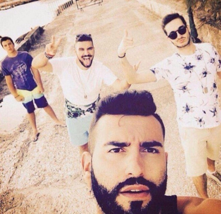 Ο αδερφός της Μενεγάκη ποζάρει στο σπίτι του στη Λευκωσία