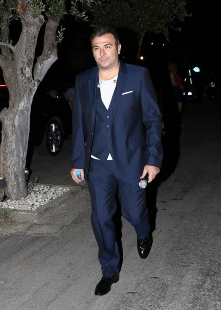 Αντώνης Ρέμος: Έπαιξε πόκερ, έχασε και έβγαλε το παντελόνι του on camera [βίντεο]