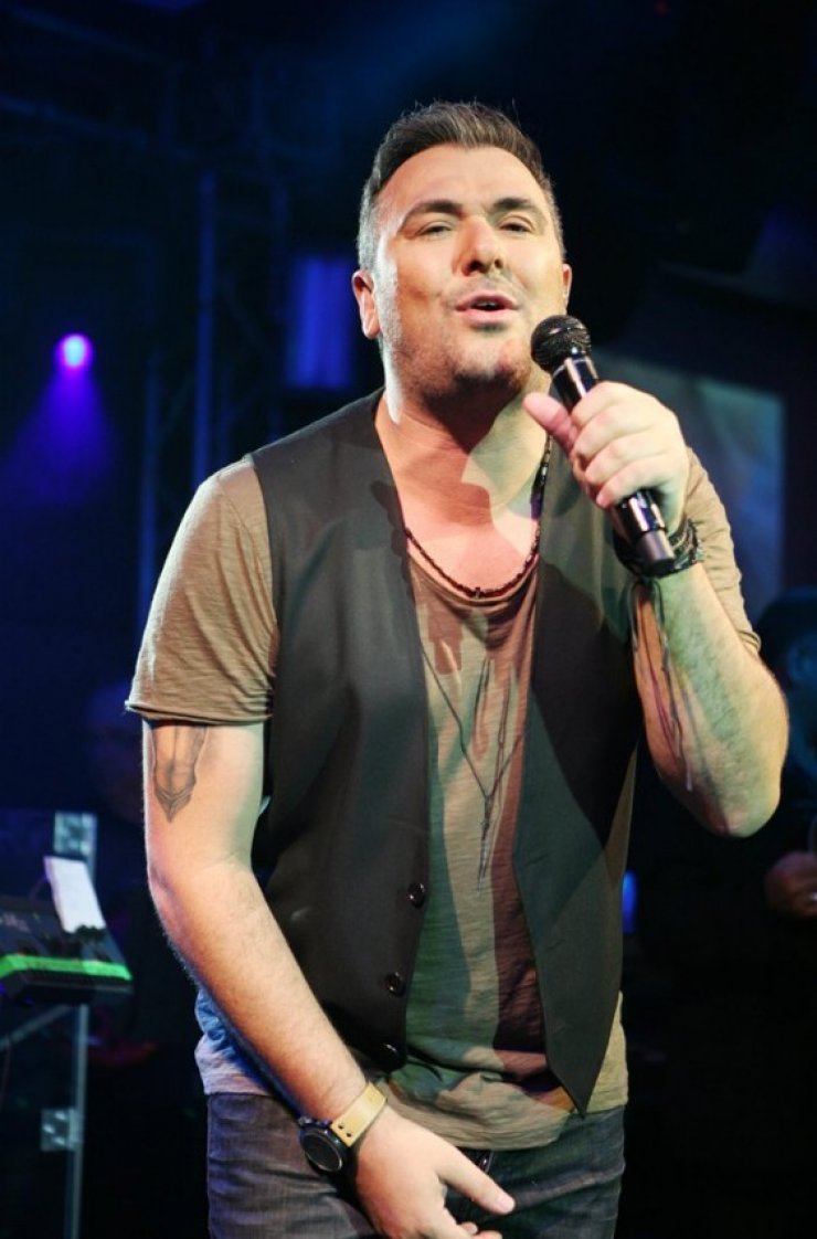 Απίστευτο: Δείτε ποιες Κύπριες socialite πήγαν με λεωφορείο στο gala dinner με τον Αντώνη Ρέμο στο Προεδρικό