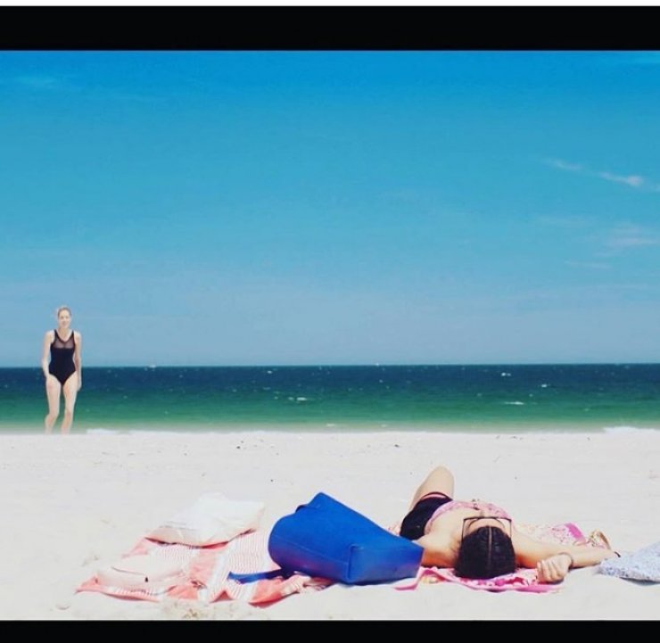 Επώνυμη Κύπρια κάνει ηλιοθεραπεία τον χειμώνα