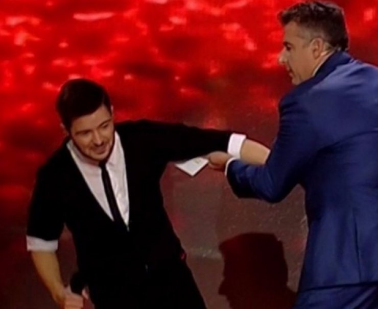 Rising Star: Όλη η αλήθεια για τον διαγωνιζόμενο που λιποθύμησε. Τι δήλωσε ο ίδιος; 