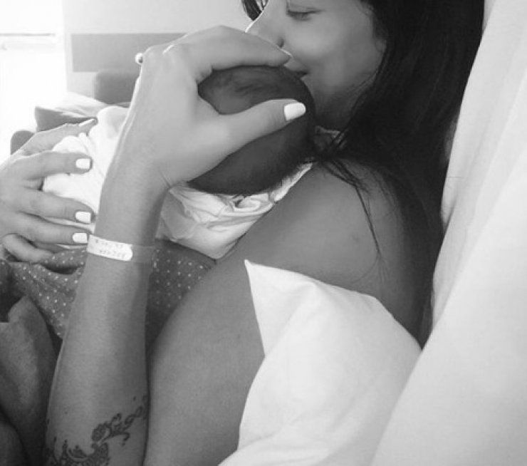 Η πρώτη φωτογραφία επώνυμης Ελληνίδας με τo νεογέννητo μωράκι της