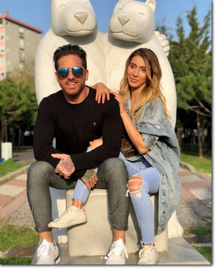 Δώρος Παναγίδης: Δείτε τι απάντησε όταν δημοσιογράφος ρώτησε την Αθηνά Χρυσαντίδου εάν θα ανεβούν τα σκαλιά της εκκλησίας [βίντεο]