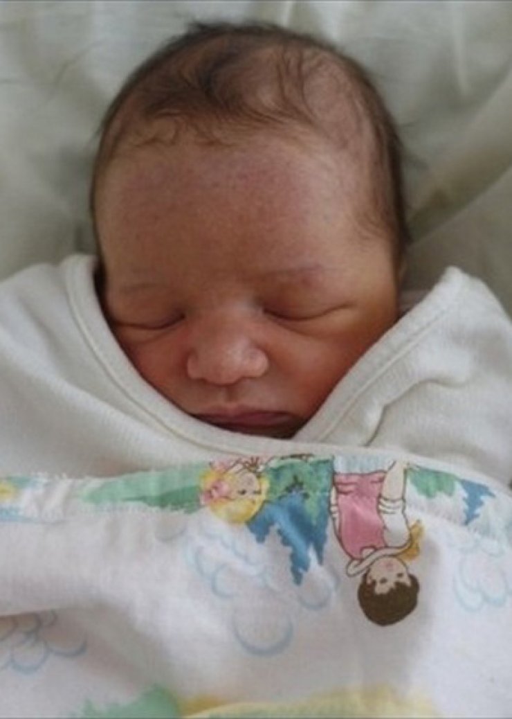 Μόλις γέννησε! Η πρώτη φωτογραφία της κόρης της