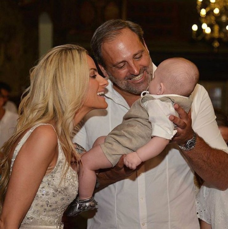 Έφη Παπαϊωάννου: Δείτε τον μικρό της γιο να παίζει κάτω από το χριστουγεννιάτικο δέντρο