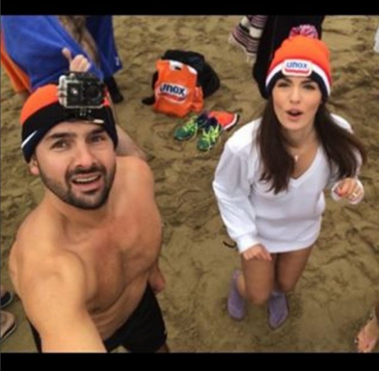 Κρίστη Αγαπίου: Δείτε την να τρέχει με μαγιό μαζί με το σύντροφό της λίγο πριν κάνουν βουτιά στη Βόρεια θάλασσα