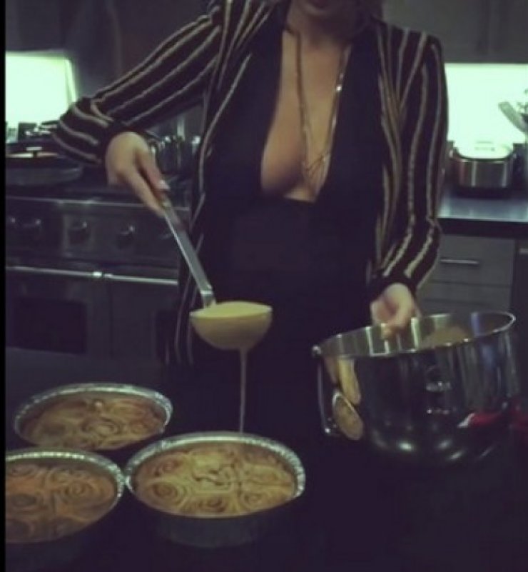 Μαγειρεύει για το γιορτινό τραπέζι με… βαθύ ντεκολτέ και προκαλεί!