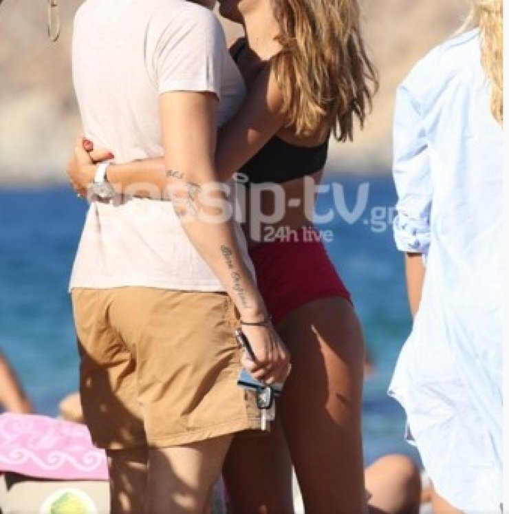 Τρυφερά φιλιά σε δημόσια θέα σε παραλία της Μυκόνου για επώνυμη Ελληνίδα και τον επιχειρηματία σύντροφό της