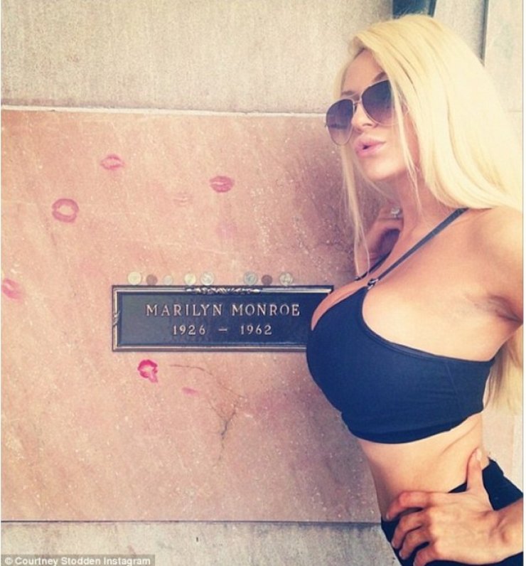 Δεν υπάρχει: Πόζαρε με το σουτιέν πάνω απο τον τάφο της Marilyn Monroe