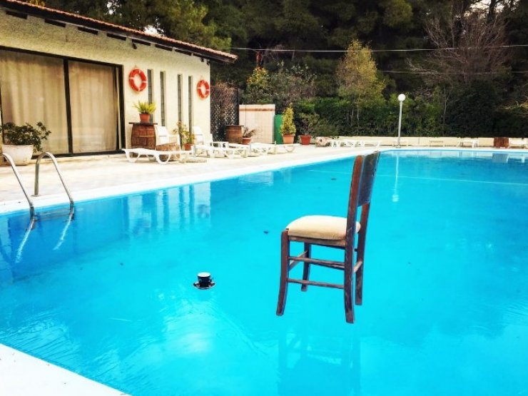 Ελλαδίτης ηθοποιός κερνάει καφέ στην παγωμένη από το χιονιά πισίνα