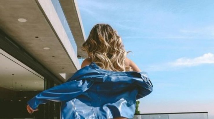 Κούκλα Ελληνίδα μοντέλο σήκωσε τα ρούχα της και έμεινε ημίγυμνη μέσα στο αεροπλάνο [εικόνα]