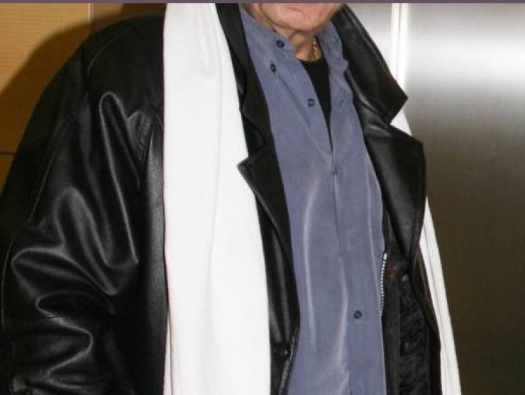 Αγριεμένη θαυμάστρια δάγκωσε το χέρι λαϊκού τραγουδιστή