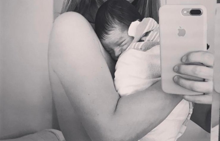 Επώνυμη Ελληνίδα μας δείχνει την πρώτη selfie του νεογέννητου παιδιού της