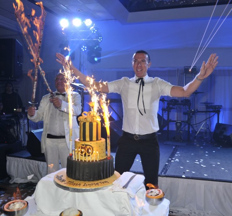 Με το ίδιο φόρεμα στο glamorous party του Δημήτρη Γαβαλά στη Λάρνακα δύο socialites