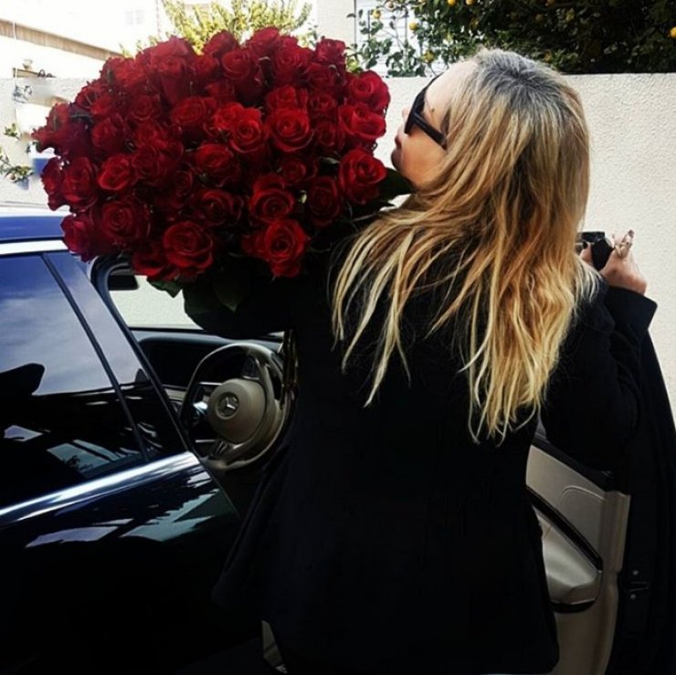 Ποια Κύπρια socialite πήρε αυτή την τεράστια ανθοδέσμη από το σύζυγό της