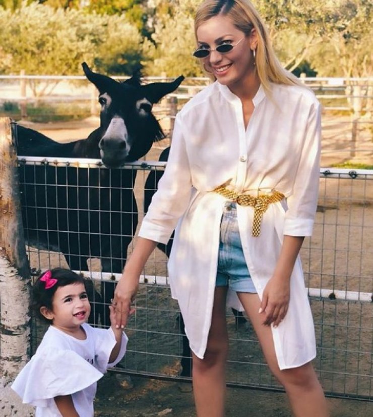 Πόσο γλυκιά! Η μικρή Αργυρώ πήγε για πρώτη φορά σχολείο και η Άντρη Καραντώνη μοιράζεται τη συγκίνησή της!