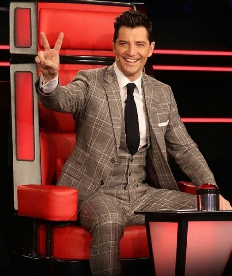 Η μεγάλη έκπληξη που ετοιμάζει ο Σάκης Ρουβάς για το αυριανό μεγάλο ημιτελικό του "The Voice" 