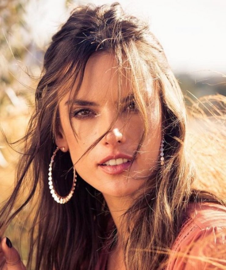 Η Alessandra Ambrosio ανέβασε χωρίς κανένα λόγο ολόγυμνη φωτογραφία της στο instagram