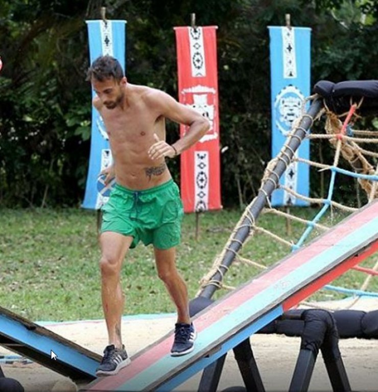 Απίστευτη επίθεση στο Μάριο Πρίαμο μετά το σχόλιό του για τη Λάουρα Νάργες 