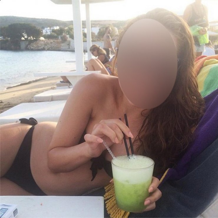 Νεαρή Κύπρια τραγουδίστρια: Δείτε την με μαγιό στις καλοκαιρινές της διακοπές