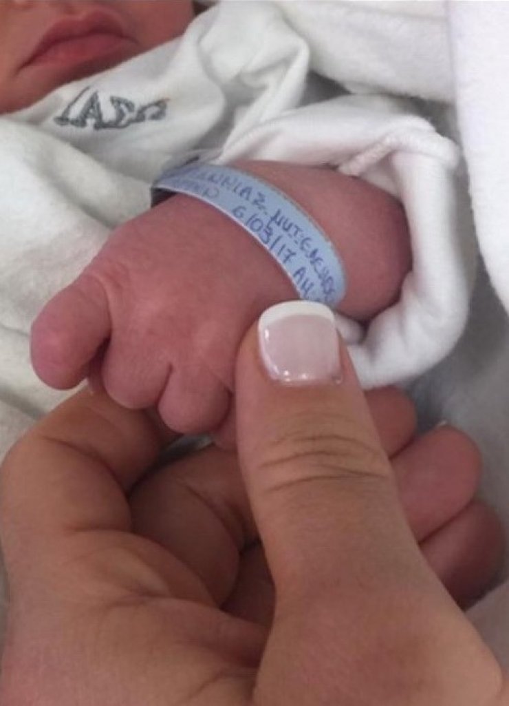 Το ζευγάρι της ελληνικής showbiz μας δείχνει πρώτη φορά το νεογέννητο γιο του