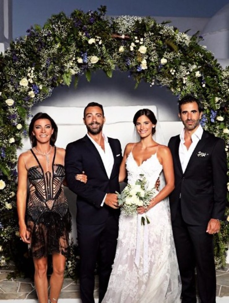 Δείτε για πρώτη φορά το κόσμημα που έδωσαν για μπομπονιέρα ο Σάκης Τανιμανίδης και η Χριστίνα Μπόμπα στους καλεσμένους τους!