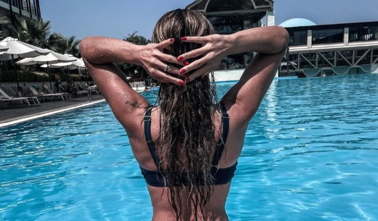 Είναι έγκυος: H εμφάνιση στη σκηνή Ελληνίδας τραγουδίστριας πρόδωσε το γλυκό μυστικό της