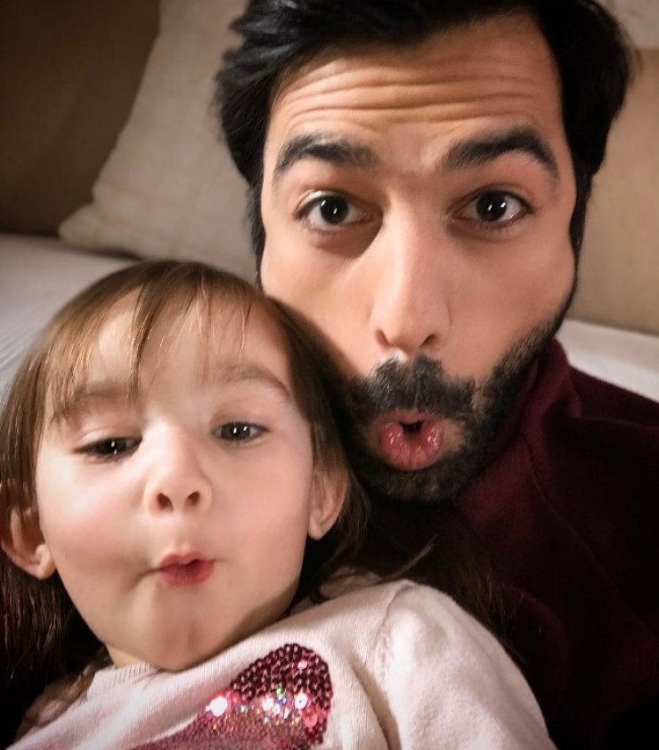 Δεν θα πιστεύετε ποιος είναι ο μπαμπάς της μικρής που υποδύεται τη μεγαλύτερη κόρη του Ανδρέα Γεωργίου στο “Μπρούσκο”