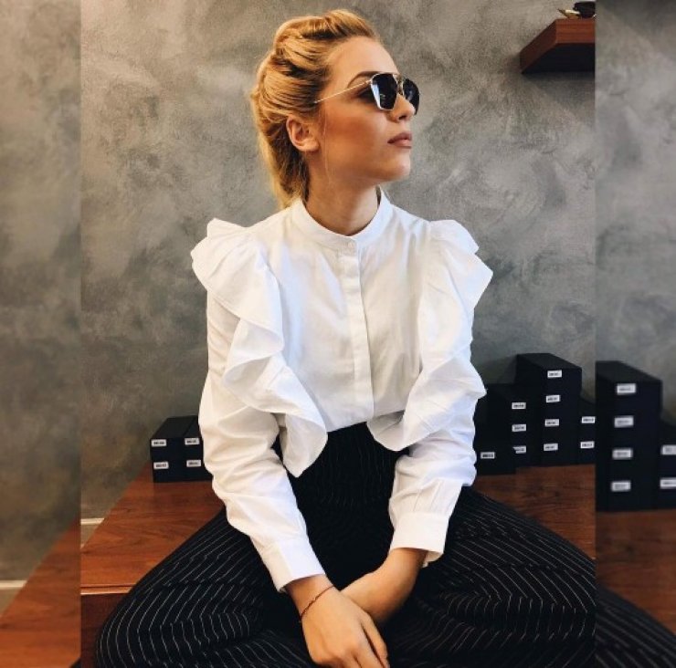 Δείτε την κορούλα της, Άντρης Καραντώνη, Αργυρώ να παίζει στο κρεβάτι της