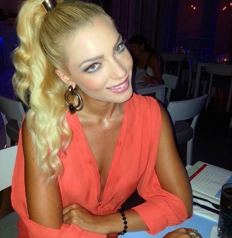 Άντρη Καραντώνη: Πρόβα νυφικού;