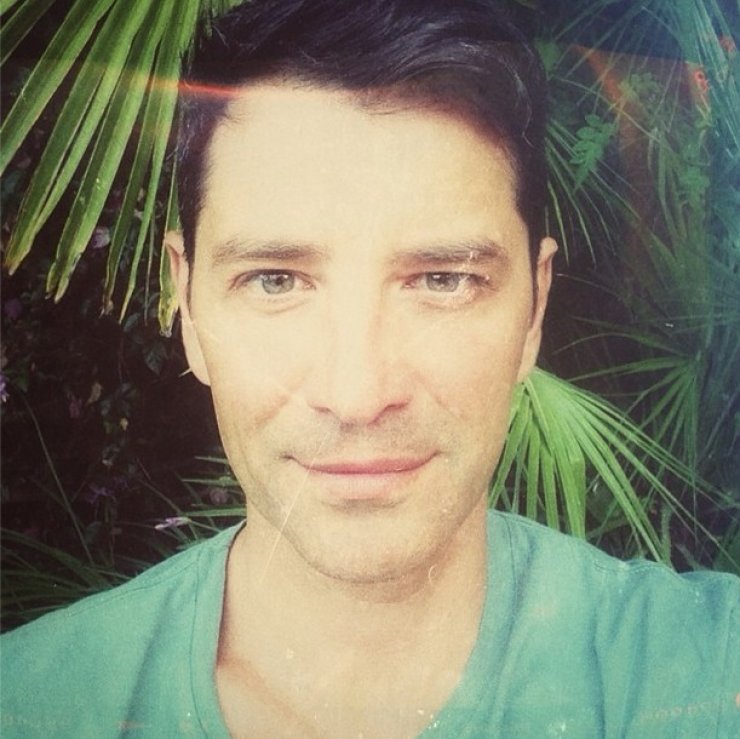 Δείτε τον Σάκη Ρουβά σε παραλία της Κύπρου! [βίντεο]