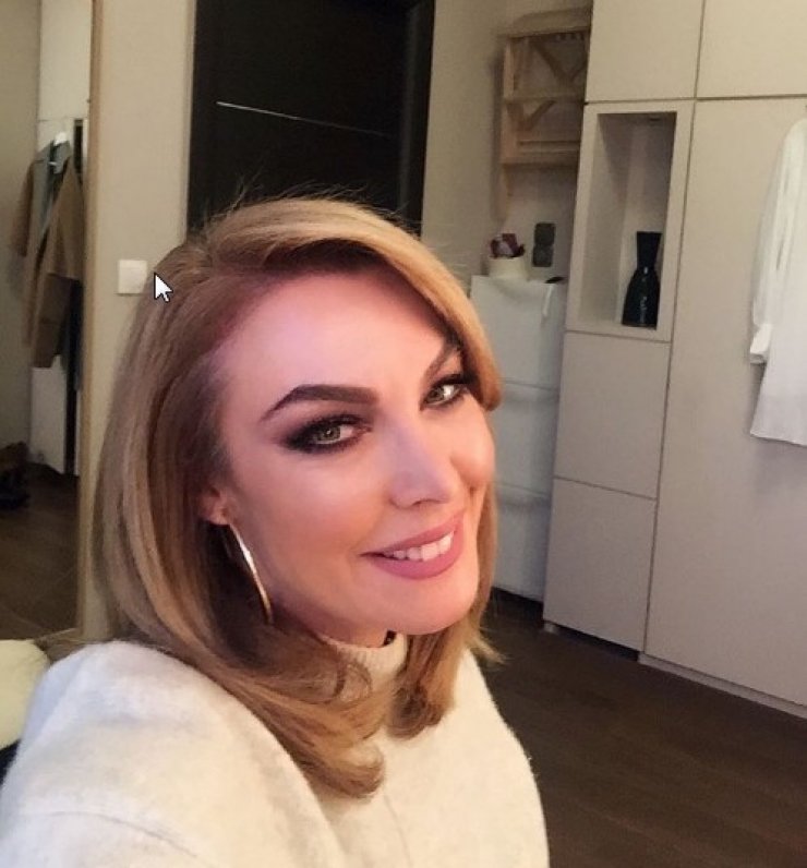 Τατιάνα Στεφανίδου: Θα μείνετε με το στόμα ανοιχτό με την πολυτέλεια του σαλονιού του σπιτιού της