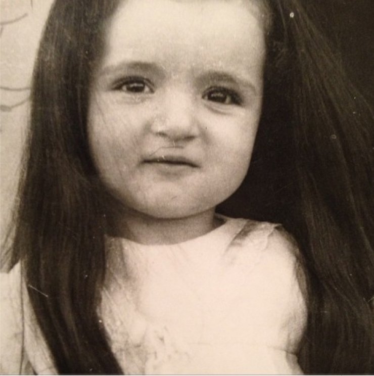 Ποια Κύπρια τραγουδίστρια είναι η μικρή στη φωτογραφία;