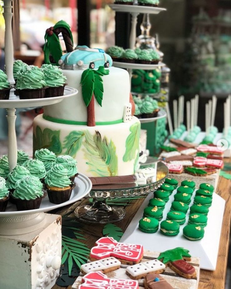 Ζευγάρι της ελληνικής showbiz βάφτισε τον γιο του! [εικόνες]