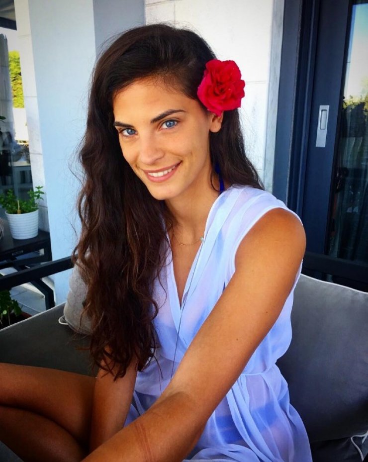 Βάζει φωτιά στο instagram η Χριστίνα Μπόμπα με sexy αποκαλυπτικό κόκκινο μαγιό