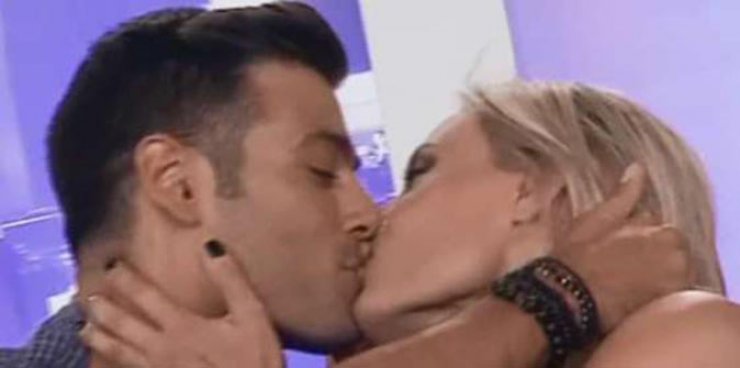 Κώστας Μαρτάκης: Άρπαξε την Μελέτη και την φίλησε στο στόμα!