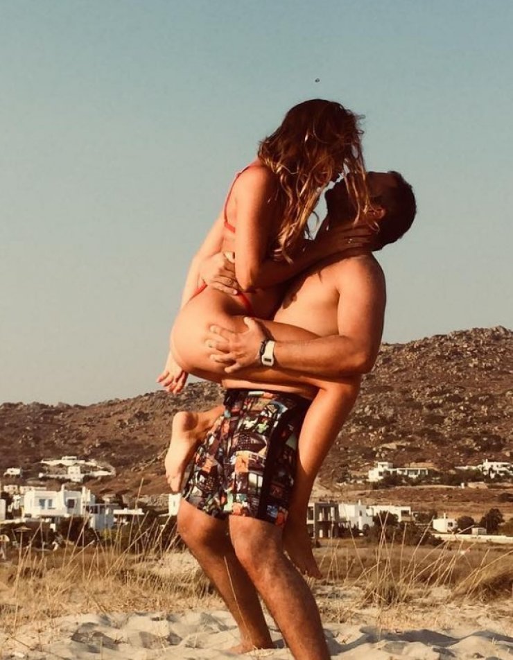 Ασυγκράτητο ζευγάρι της ελληνικής showbiz! Στην πιο hot πόζα τους που είδαμε ποτέ!