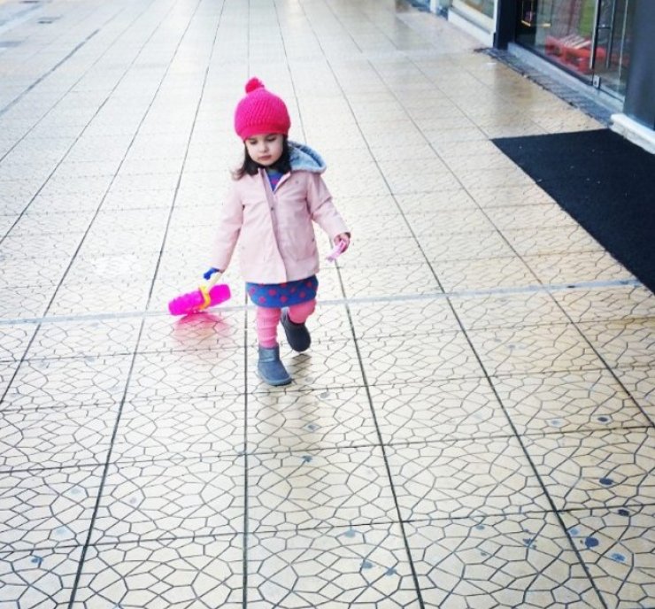 Η κορούλα γνωστού ζευγαριού της Κύπρου κλέβει τις εντυπώσεις στους δρόμους της Αθήνας