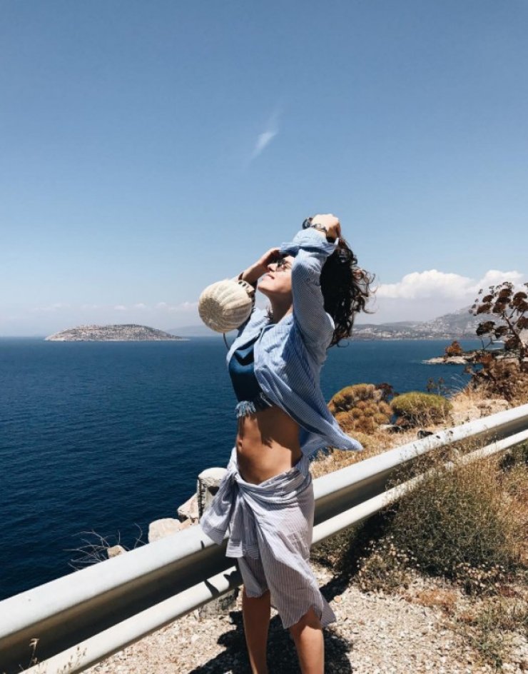 Κούκλα επώνυμη Ελληνίδα 40 μέρες μετά το τοκετό δείχνει το σημάδι της εγκυμοσύνης της