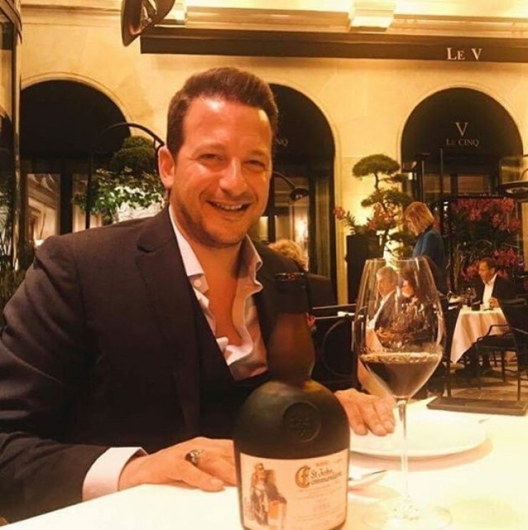 Η τούρτα έκπληξη στο γραφείο του Χρύσανθου Τσουρούλλη στο γραφείο του στο συγκρότημα ΔΙΑΣ