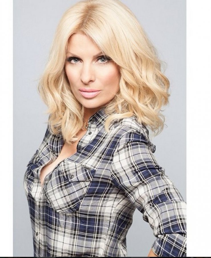 Ελένη Μενεγάκη: Διέψεύσε το δημοσίευμα που την ήθελε να...