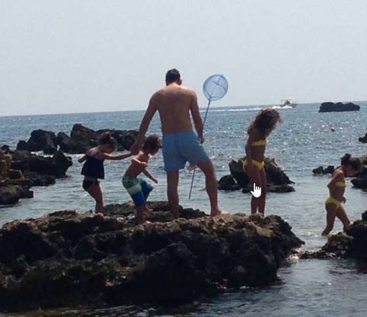 Ο Νικόλας Παπαδόπουλος... ψαρεύει