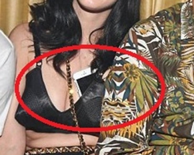 Διάσημη τραγουδίστρια εμφανίστηκε με μαύρο σουτιέν κάνοντας το θήκη για το κινητό!