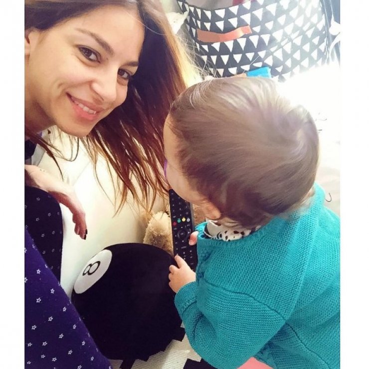 Δείτε την μικρή Αριάδνη να κάνει δουλειές του σπιτιού με τη μαμά Κωνσταντίνα 