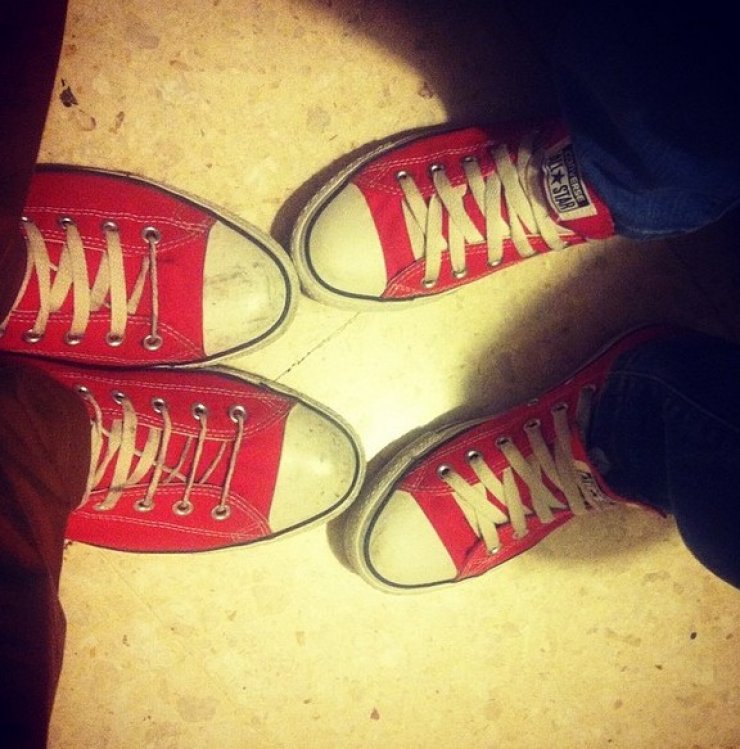 Ζευγάρι επώνυμων Κυπρίων κυκλοφορεί με τα ίδια παπούτσια!