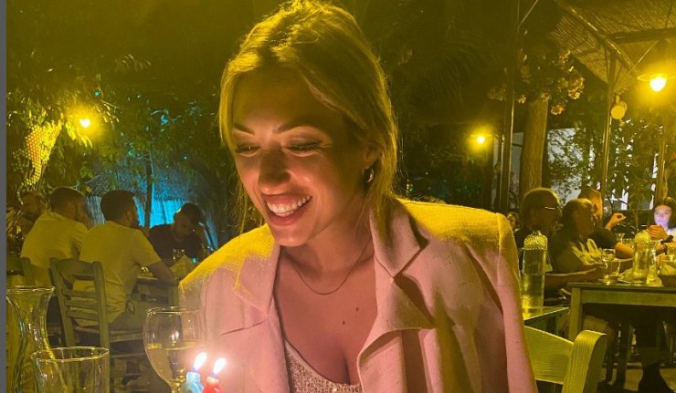 Κρίστυ Παπαδοπούλου: Η στιγμή που συγκινημένη σβήνει τα κεράκια της 