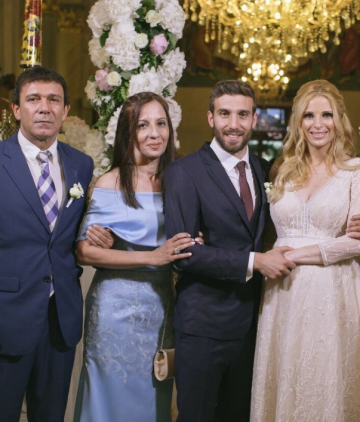 Δείτε τη Χριστιάνα Αριστοτέλους να χειροκροτά τον πεθερό της την ώρα που χορεύει ζεϊμπέκικο στο γαμήλιο party