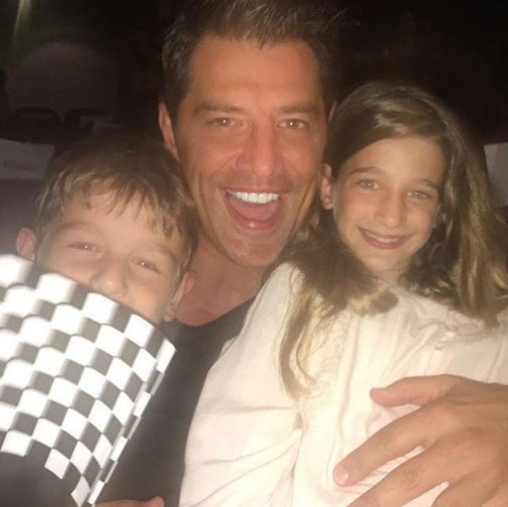 Δείτε το Σάκη Ρουβά στο σινεμά μαζί με τα παιδιά του Αναστασία και Αλέξανδρο