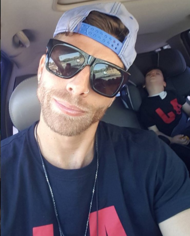 Δείτε για πρώτη φορά το βίντεο με το Γιώργο Μανίκα να κοροϊδεύει το σταυρό του Ντάνου