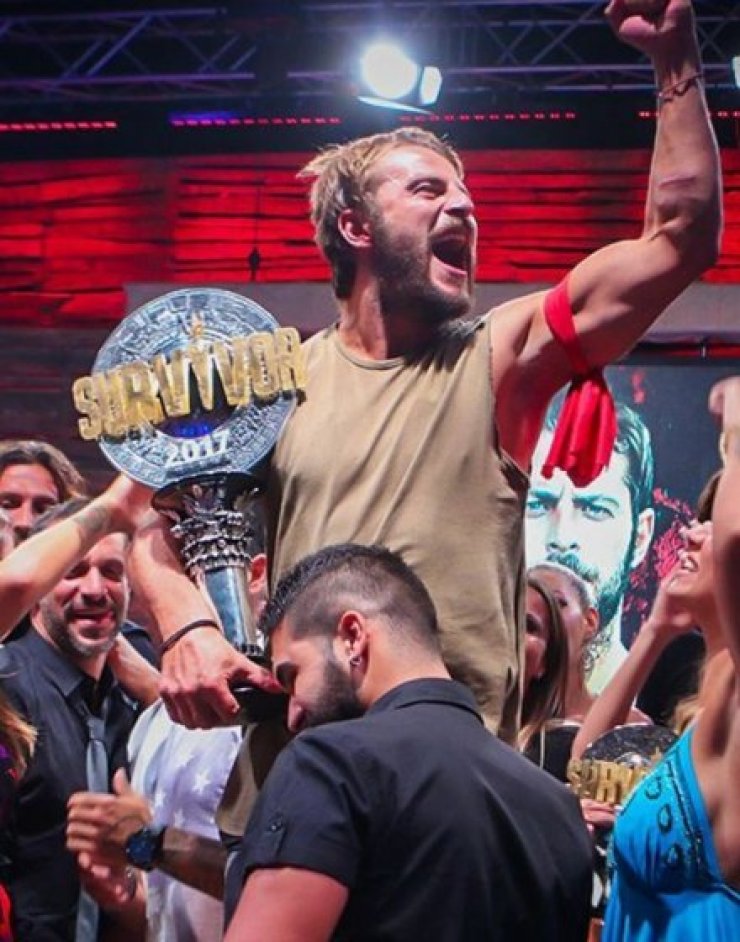 Απίστευτες εικόνες από την άφιξη του Γιώργου Αγγελόπουλου στη Σκιάθο